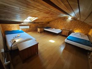 里斯本Room Dream Beato的大房间设有两张床和一张桌子