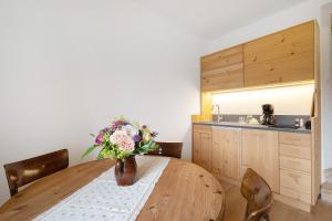 Ansitz Baumannhof Apt Mitte的厨房或小厨房