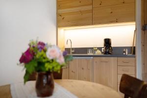 Ansitz Baumannhof Apt Mitte的厨房或小厨房