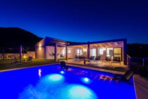 eine Villa mit Swimmingpool bei Nacht in der Unterkunft Recently built Holiday Home El Limonar in La Herradura
