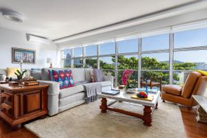 Гостиная зона в Apartamento vista mar e vista pão de açúcar