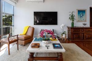 Телевизор и/или развлекательный центр в Apartamento vista mar e vista pão de açúcar