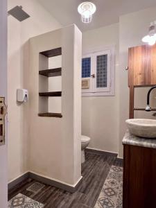 a bathroom with a toilet and a sink at Ma Maison Gleem, Alexandria in Alexandria