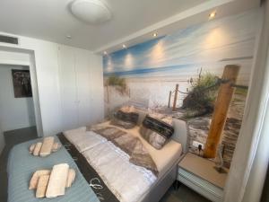 1 dormitorio con 1 cama y una pintura de playa en Penthouse Pure South Manilva Sea View, en Castillo de Sabinillas 98 fotos más