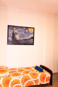 a bedroom with a bed and a painting on the wall at Sunshine Apartment - Salerno in Salerno
