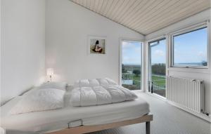 SkalmstrupにあるStunning Home In Randers Nø With Wifiのベッドと大きな窓のある白い寝室