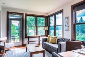Χώρος καθιστικού στο Lakefront Mountain View - 1 Bedroom Resort Suite +12 φωτογραφίες