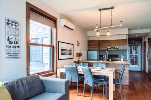 Η κουζίνα ή μικρή κουζίνα στο Lakefront Mountain View - 1 Bedroom Resort Suite