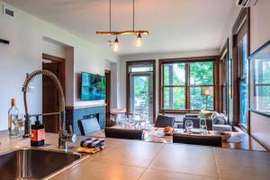 Μια τηλεόραση ή/και κέντρο ψυχαγωγίας στο Lakefront Mountain View - 1 Bedroom Resort Suite +19 φωτογραφίες