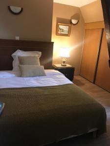 伊利耶Hotel de l image的一间卧室配有一张大床和一盏灯 更多2张照片