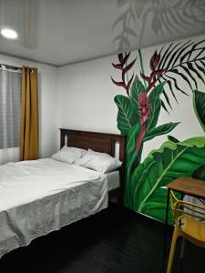 une chambre avec deux lits et un tableau au mur dans l'établissement Habitaciones Smith, à San José