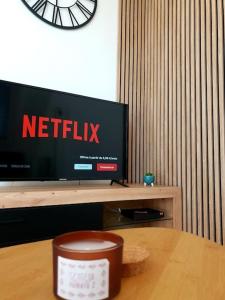 TV a/nebo společenská místnost v ubytování Le Royal George - Appartement 4 pers