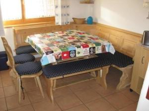 ein Tisch mit einer Steppdecke darauf in einer Küche in der Unterkunft Ferienhaus in ruhiger Lage, mit Balkon und großer Terrasse in Aschau im Chiemgau