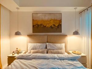 Giường trong phòng chung tại Masies Beach View Suite at Azure Urban Resort Residences