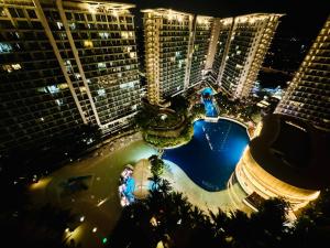 Hồ bơi trong/gần Masies Beach View Suite at Azure Urban Resort Residences