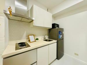 Nhà bếp/bếp nhỏ tại Masies Beach View Suite at Azure Urban Resort Residences