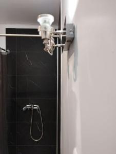 Koupelna v ubytování La Suite Aushayna