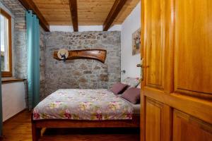 Postel nebo postele na pokoji v ubytování Apartments Roža + 41 fotografií