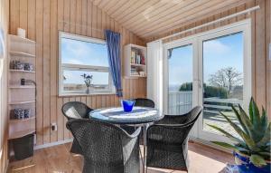 Fotografie z fotogalerie ubytování Nice Home In Rønde With House Sea View v destinaci Rønde