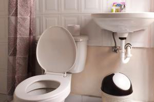 a bathroom with a white toilet and a sink at Vibes Aurik in Quito