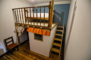 a small room with a bunk bed and a staircase at Vibes Aurik in Quito