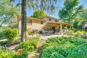 Сад в 3 Mi to Lake Redman Home with Furnished Pergola!