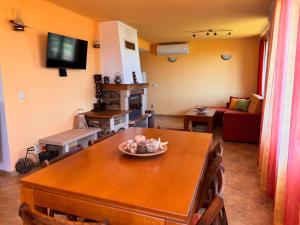 Televisyen dan/atau pusat hiburan di Villa Sunrise with a sea view in a quiet and peaceful place