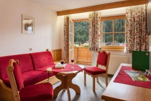 A seating area at Hotel Garni Hanslerhof " Urlaub am Bauernhof "