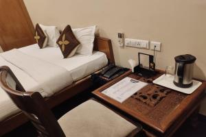 Postel nebo postele na pokoji v ubytování Hotel Rang Mahal Near Jaipur International Airport