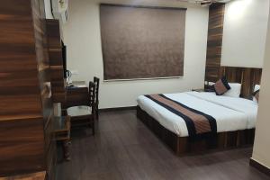 Postel nebo postele na pokoji v ubytování Hotel Rang Mahal Near Jaipur International Airport