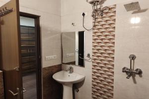 Koupelna v ubytování Hotel Rang Mahal Near Jaipur International Airport