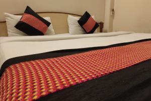 Postel nebo postele na pokoji v ubytování Hotel Rang Mahal Near Jaipur International Airport