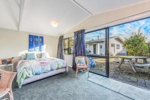 Кровать или кровати в номере Moetapu Magic - Marlborough Sounds Holiday Home