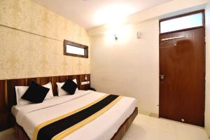 Postel nebo postele na pokoji v ubytování Hotel Rang Mahal Near Jaipur International Airport + 24 fotografií