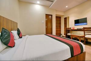 Postel nebo postele na pokoji v ubytování Hotel Rang Mahal Near Jaipur International Airport