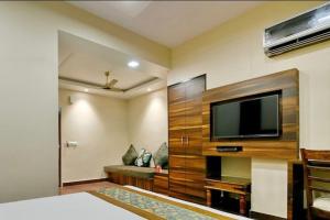 TV a/nebo společenská místnost v ubytování Hotel Rang Mahal Near Jaipur International Airport