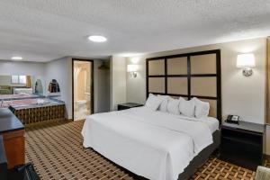 Katil atau katil-katil dalam bilik di Americas Best Value Inn Torrington, CT