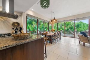 Una cocina y un comedor con mesa y sillas. en Haixa A107, en Higuera Blanca