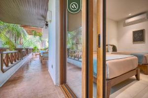 Un dormitorio con una cama y un balcón. en Haixa A107, en Higuera Blanca 37 fotos más