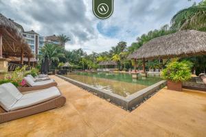 un complejo con piscina y un resort en Haixa A107, en Higuera Blanca