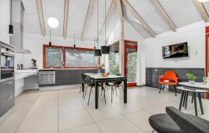 Dapur atau dapur kecil di 2 Bedroom Gorgeous Home In Grenaa