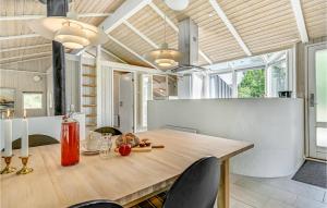 ein Esszimmer mit einem Holztisch und Stühlen in der Unterkunft Lovely Home In Ebeltoft With Sauna in Ebeltoft