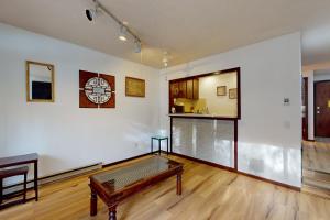 ein Wohnzimmer mit einer Bank in der Mitte eines Zimmers in der Unterkunft Riverfront Mountain Memories in Deming