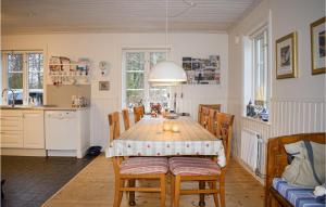 Una cocina o cocineta en Beautiful Home In Rydaholm With Kitchen
