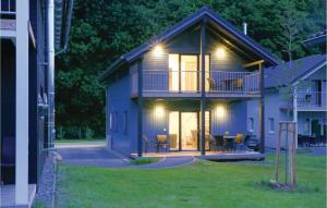 ein Haus mit einer Veranda und einer Terrasse mit einem Tisch in der Unterkunft Ferienhausdorf Thale in Thale + 33 Fotos