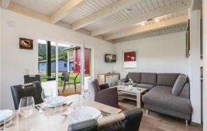 ein Wohnzimmer mit einem Tisch und einem Sofa in der Unterkunft Ferienhausdorf Thale in Thale