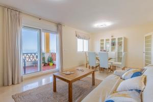 un salon avec un canapé et une table dans l'établissement El Rinconcito, à Torre de Benagalbón 23 autres photos