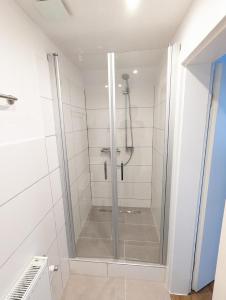 a shower with a glass door in a bathroom at BUT 44 - Wattläufer in Butjadingen