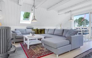 ein Wohnzimmer mit Sofa und Tisch in der Unterkunft Holiday Home Telefonvejen X in Fjellerup Strand