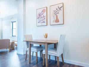 Uma área de estar em The Standard Downtown Columbus